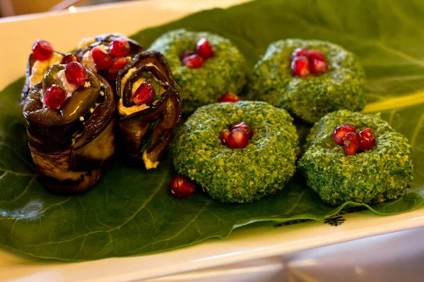 Rotoli di melanzane con un ripieno di noci, spuntino georgiano "pkh — Foto Stock