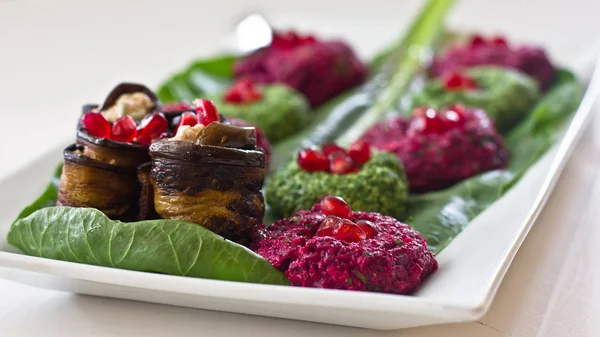 Rotoli di melanzane con un ripieno di noci, spuntino georgiano "pkh — Foto Stock