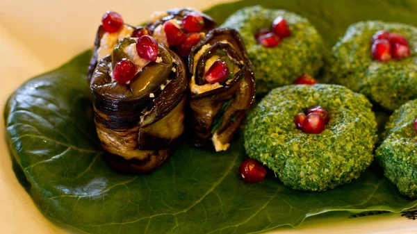 Rotoli di melanzane con un ripieno di noci, spuntino georgiano "pkh — Foto Stock