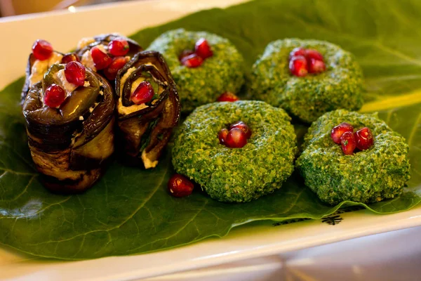 Rollos de berenjena con un relleno de nueces, merienda georgiana "pkh —  Fotos de Stock