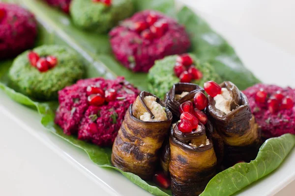 Rotoli di melanzane con un ripieno di noci, spuntino georgiano "pkh — Foto Stock