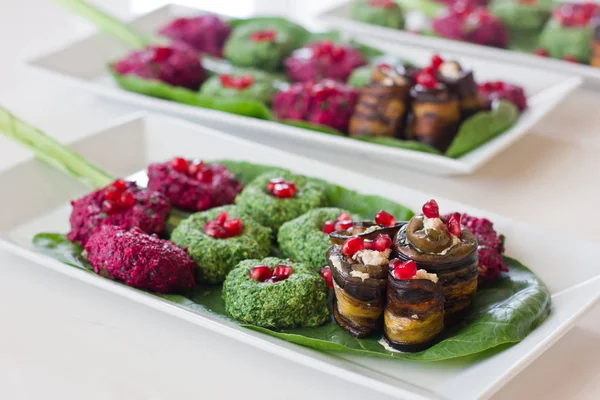 Rollos de berenjena con un relleno de nueces, merienda georgiana "pkh —  Fotos de Stock