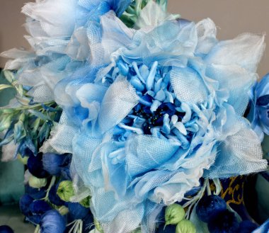 Mavi büyük çiçekler ve kapalı tomurcukları ile buket. Yapay akış