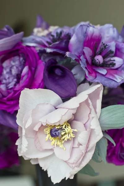 Букет розовых и фиолетовых пионов. Искусственные цветы из s — стоковое фото