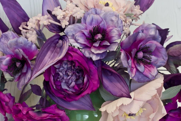 Букет розовых и фиолетовых пионов. Искусственные цветы из s — стоковое фото