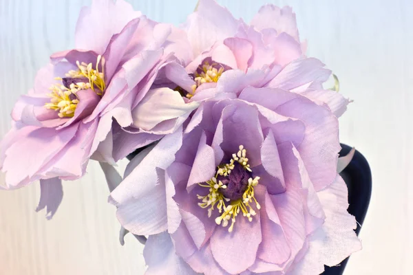 Розовые пионы в черной вазе. Искусственные шелковые цветы — стоковое фото