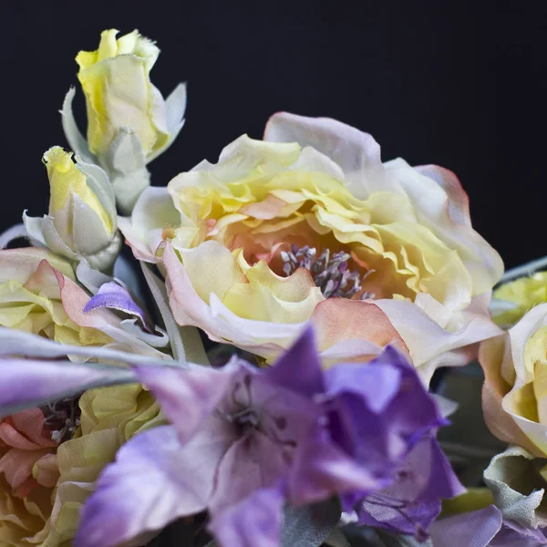 Piwonia żółta zbliżenie. Sztuczne kwiaty jedwabiu fałszywe — Zdjęcie stockowe