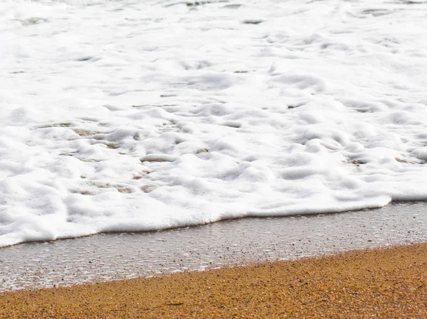 노란 모래 해변에 바다 흰색 거품 — 스톡 사진