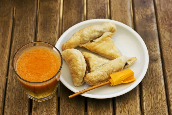 Kue puff, jus labu dan sapu keju dari biskuit asin — Stok Foto