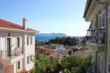 Akdeniz kasabası kaş, Tu kırmızı kiremitli çatılar ile sahilde