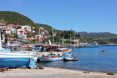 Yat Limanı pitoresk Akdeniz lagün içinde. İnsanlar üzerinde ka