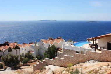 Akdeniz kasabası kaş, Tu kırmızı kiremitli çatılar ile sahilde