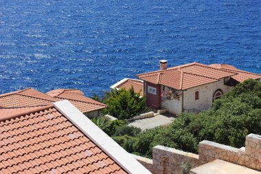 Akdeniz kasabası kaş, Tu kırmızı kiremitli çatılar ile sahilde
