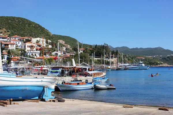 Yat Limanı pitoresk Akdeniz lagün içinde. İnsanlar üzerinde ka