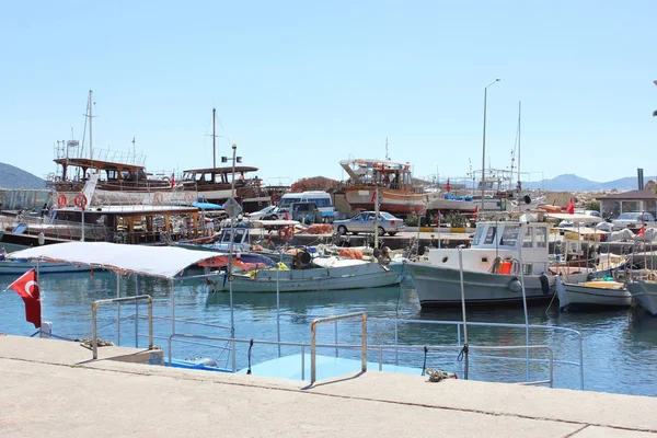 Jachetní přístav v malebné středomořské laguny — Stock fotografie