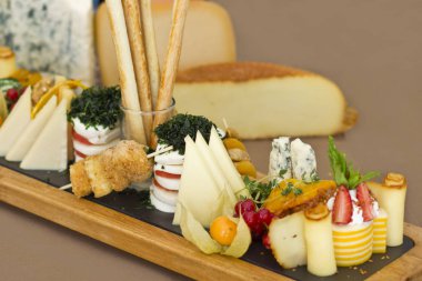 Peynir tabağı: rokfor ile mavi kalıp, kaşar, peynir füme, 