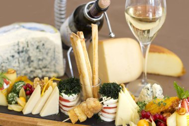 Peynir tabağı: rokfor ile mavi kalıp, kaşar, peynir füme, 