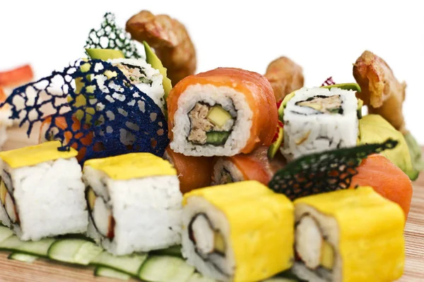 Cibo giapponese - Sushi, sashimi, rotoli su un'asse di legno. Isolato — Foto Stock