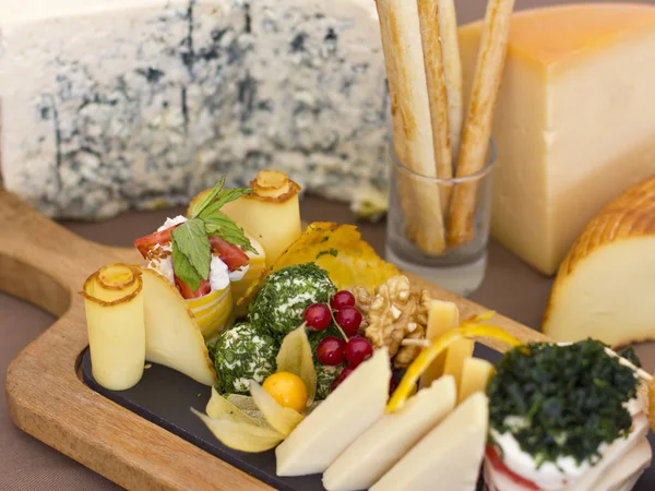 Kaas plaat: roquefort met blauwe schimmel, cheddar, Gerookte kaas, — Stockfoto