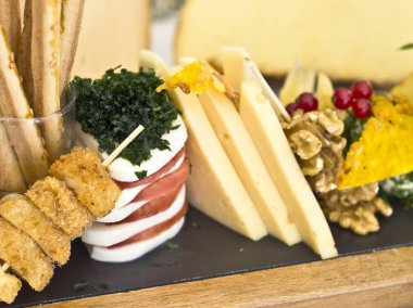 Peynir tabağı: rokfor ile mavi kalıp, kaşar, peynir füme, 