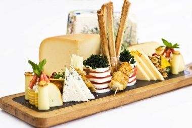 Peynir tabağı: rokfor ile mavi kalıp, kaşar, peynir füme, 