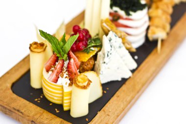 Peynir tabağı: rokfor ile mavi kalıp, kaşar, peynir füme, 