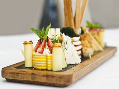 Peynir tabağı: rokfor ile mavi kalıp, kaşar, peynir füme, 