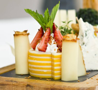 Peynir tabağı: rokfor ile mavi kalıp, kaşar, peynir füme, 