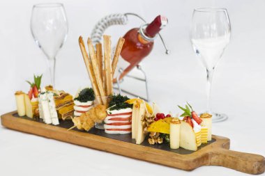 Peynir tabağı: rokfor ile mavi kalıp, kaşar, peynir füme, 