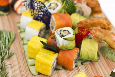 Japon yemekleri - Sushi, sashimi, ahşap bir tahta üzerine alır. İzole
