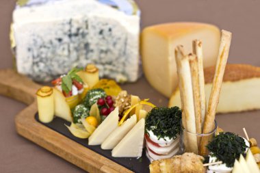 Peynir tabağı: rokfor ile mavi kalıp, kaşar, peynir füme, 