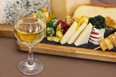 Peynir tabağı: rokfor ile mavi kalıp, kaşar, peynir füme, 