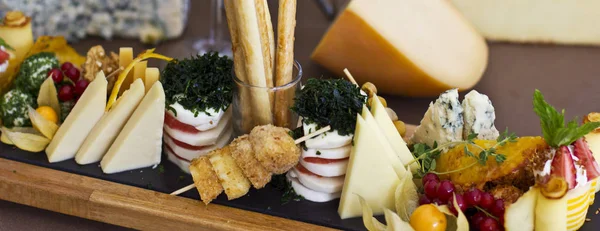 Piatto di formaggio: roquefort con muffa blu, cheddar, formaggio affumicato , — Foto Stock
