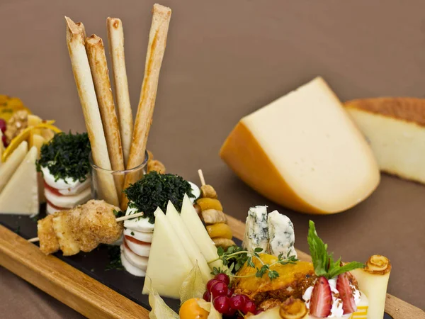 Placa de queso: roquefort con molde azul, cheddar, queso ahumado , — Foto de Stock