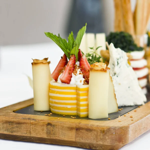 Placa de queso: roquefort con molde azul, cheddar, queso ahumado , — Foto de Stock