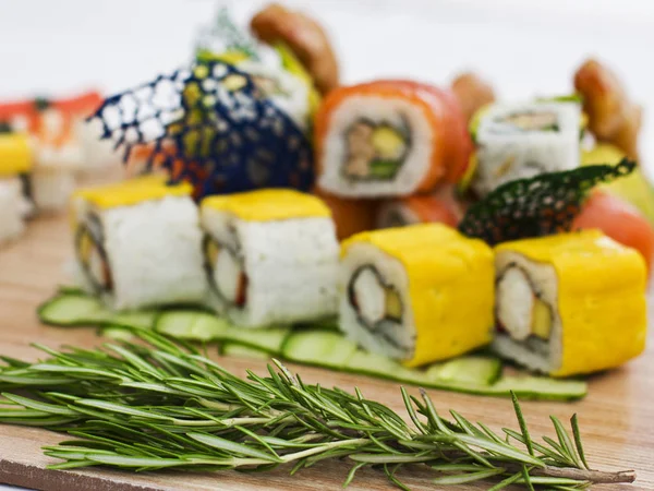 Cibo giapponese - Sushi, sashimi, rotoli su un'asse di legno. Isolato — Foto Stock