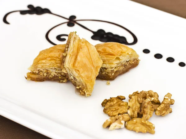 Традиційний східний десерт - баклава з фісташками та бігуном — стокове фото