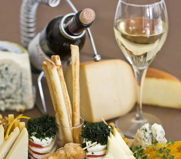 Kaas plaat: roquefort met blauwe schimmel, cheddar, Gerookte kaas, — Stockfoto