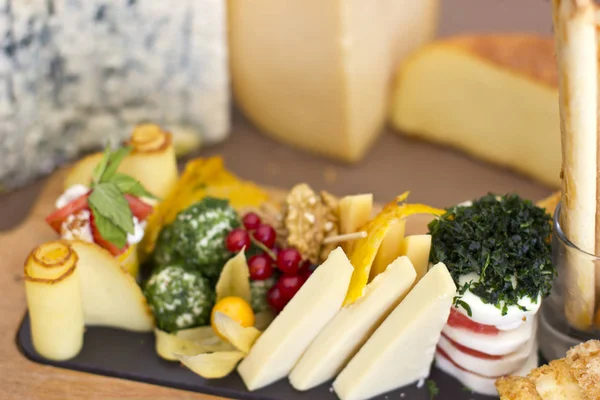 Kaas plaat: roquefort met blauwe schimmel, cheddar, Gerookte kaas, — Stockfoto