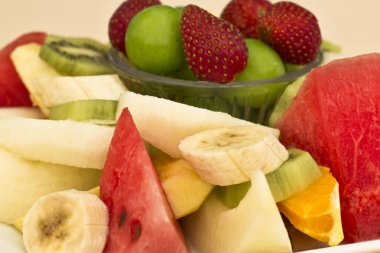 Meyve bir plaka üzerinde. Yeşil erik, çilek, muz, kivi, waterme