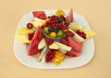 Meyve bir plaka üzerinde. Yeşil erik, frenk üzümü, yaban mersini, strawberr