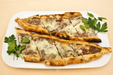 Türk tortilla pide adet eti, eritilmiş peynir ve SLI