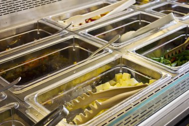 Çeşitli aperatifler ve çelik kasetlerine Salatalar.