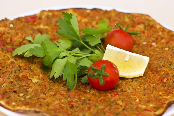 Turkish tortilla pita with minced meat and spices, decorated wit — Stock Photo, Image