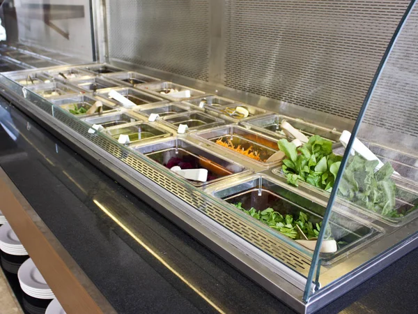 Разнообразие закусок и салатов в стальных подносах . — стоковое фото