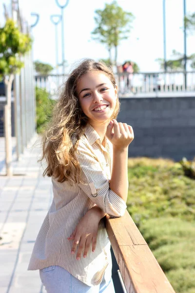 Gadis remaja yang bahagia tersenyum di hari yang cerah. Gadis cantik dengan pakaian bergaya. — Stok Foto