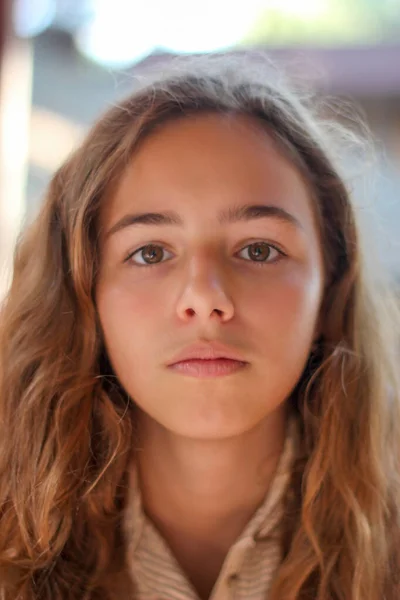 Retrato de una joven seria con ojos marrones. Triste adolescente mirando directamente a la cámara — Foto de Stock