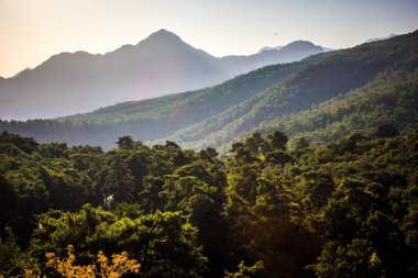 Resimli dağ manzarası. Rengarenk bulutlu gökyüzü ve doğal dış dünya seyahati ile inanılmaz bir dağ manzarası. Güzellik doğası.