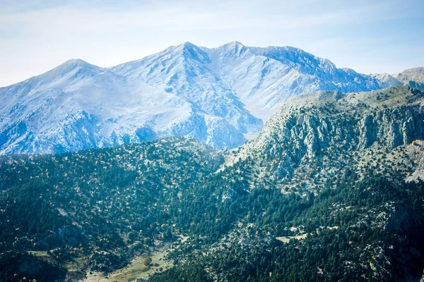 Pintoresco paisaje de montaña. Increíble vista a la montaña con cielo nublado colorido, fondo natural de viaje al aire libre. Belleza naturaleza . — Foto de Stock