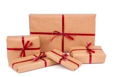 Kırmızı kurdeleler izole edilmiş Hediye Kutuları El Sanatları Paket Kağıdı